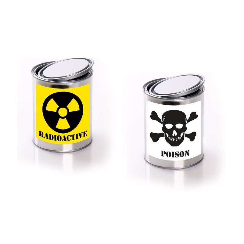 Twee blikken met gif-radioactief stickers