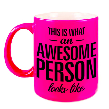 Awesome person / persoon cadeau mok / beker neon roze 330 ml