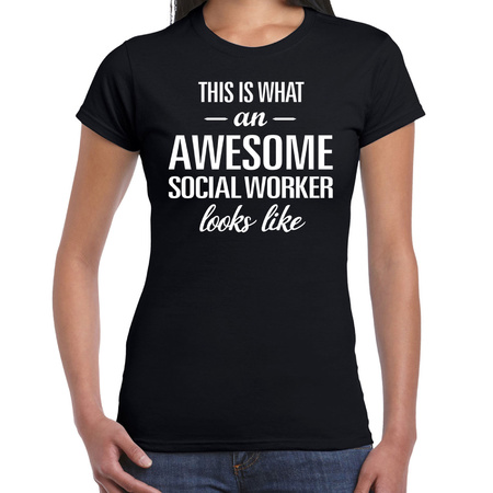 Awesome social worker / geweldige maatschappelijk werkster cadeau t-shirt zwart voor dames