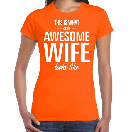 Awesome wife / echtgenote cadeau t-shirt oranje dames