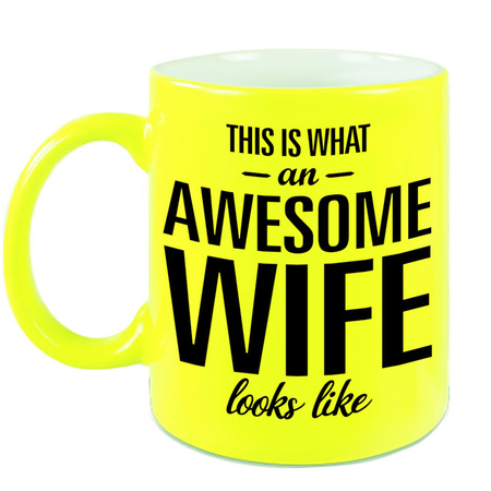 Awesome wife / echtgenote neon gele cadeau mok / beker 330 ml