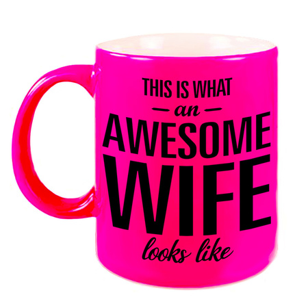 Awesome wife / echtgenote neon roze cadeau mok / beker 330 ml
