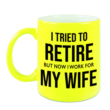 I tried to retire but now I work for my wife pensioen mok / beker neon geel afscheidscadeau 330 ml 