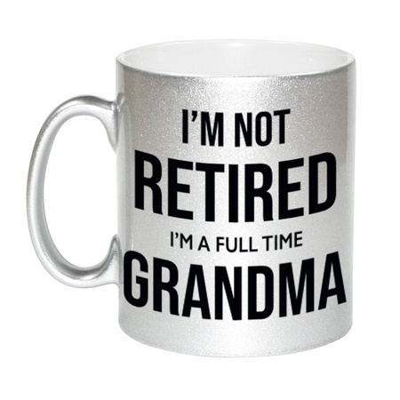 Im not retired im a full time grandma / oma pensioen mok / beker zilver afscheidscadeau 330 ml 