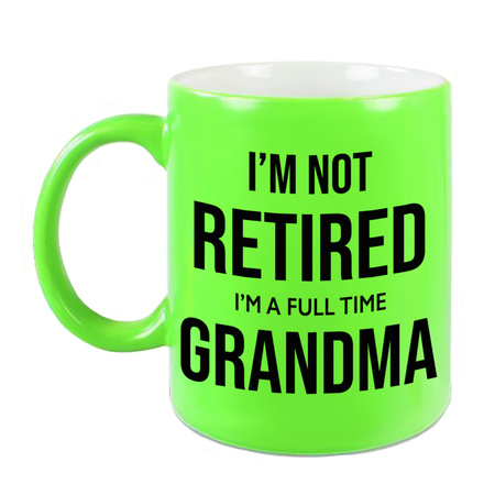Im not retired im a full time grandma pensioen mok / beker neon groen afscheidscadeau 330 ml 
