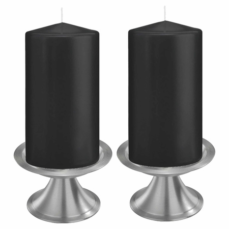 Set van 2x zwarte cilinderkaarsen/stompkaarsen 8 x 15 cm met 2x zilveren kaarsenhouders